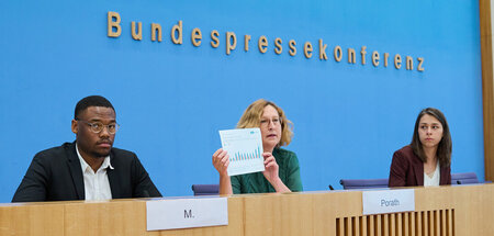 Judith Porath (M.) vom VBRG e. V. und der Student Pedro M. präse...