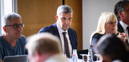 Raed Saleh (M) zu Beginn der Fraktionssitzung der SPD im Berline