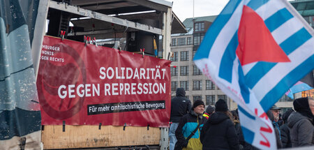 Grundrechte verteidigen: VVN-BdA auf einer Kundgebung zum Ronden...