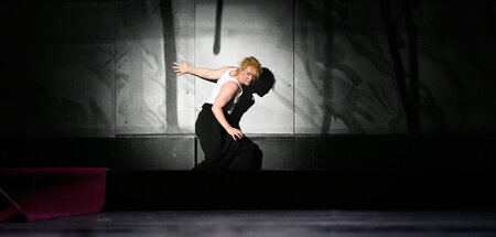 Lina Beckmann ganz allein in Theben
