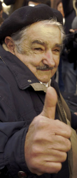 Zufriedener Mujica nach Abgabe seiner Stimme