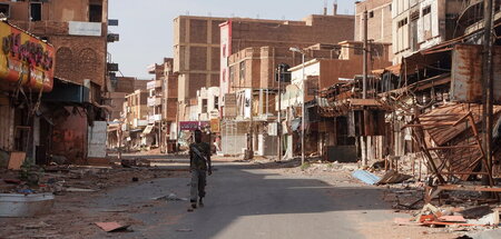 Nach knapp einem Jahr Krieg: Soldat der sudanesischen Streitkräf...