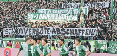 Klare Signale von den Rängen. Fans des SV Werder Bremen beim Hei...