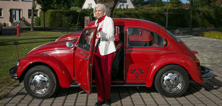 Gunhild Liljequist im Sommer 2019 vor einem samtroten Sonderkäfe...