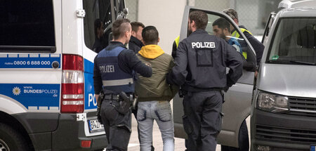 Beamte führen einen Mann aus Afghanistan zum Flughafen Frankfurt...