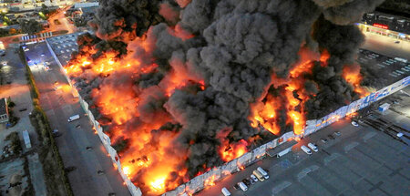 Das Werk russischer Agenten? Großbrand in einer Warschauer Markt...
