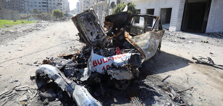 Wrack eines palästinensischen Krankenwagens in Gaza-Stadt (Febru...