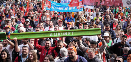 Pfeifkonzert und Buhrufe für die Bosse: Tausende Beschäftigte pr...