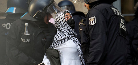 Polizisten führen während der Räumung am Donnerstag abend eine D...