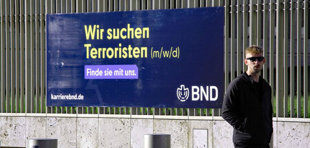 Schirmt sich traditionell ab: Halbernst gemeinte Stellenausschre...