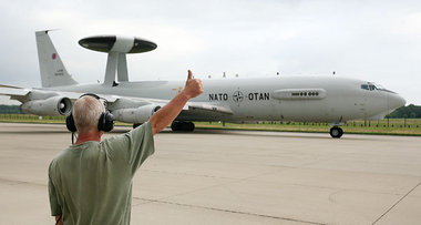 AWACS erlaubt es Kampfflugzeugen, Kriegsschiffen und militärisch...