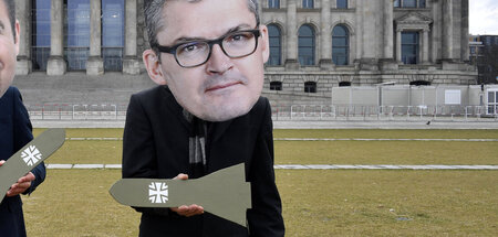 Keine Kampfdrohnen für die Bundeswehr: Aktivisten demonstrieren ...