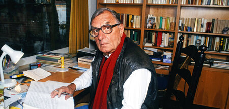 Der Mann mit den guten Vorlagen: Helmut Sakowski am Schreibtisch