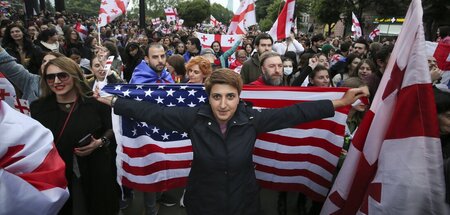 Oppositionsprotest unter US-Flagge in Tbilissi (26.5.2024)