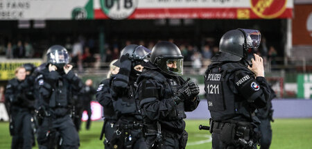 Auch auf dem Rasen: Spezialtruppe mit Schlagstock und Pfefferspr...