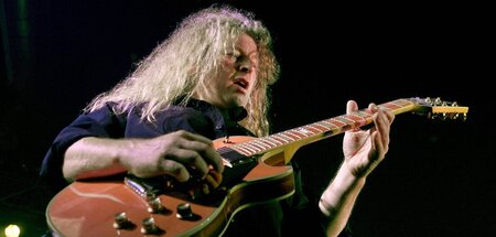 An der Gitarre: Roland Grapow An der Gitarre: Roland Grapow