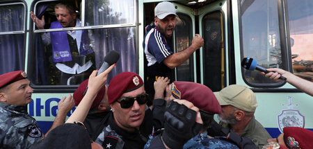 Demonstranten fordern den Rücktritt von Armeniens Premierministe... Demonstranten fordern den Rücktritt von Armeniens Premierministe...