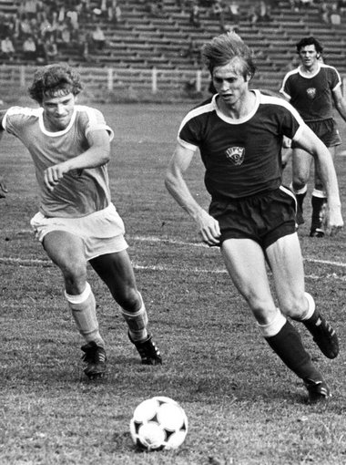 Verdeckte Profifußballer im Duell: Hans-Jürgen Riediger (BFC) se... Verdeckte Profifußballer im Duell: Hans-Jürgen Riediger (BFC) se...