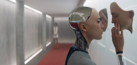 Die Androidin Ava entdeckt sich selbst – als Maske im unterirdis...