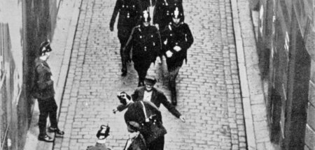 Polizeistreife in den Straßen Altonas am Tag nach den Kämpfen zw...