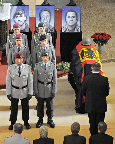 »Gefallen« für Deutschlands Sicherheit? Trauerfeier mit Minister... »Gefallen« für Deutschlands Sicherheit? Trauerfeier mit Minister...