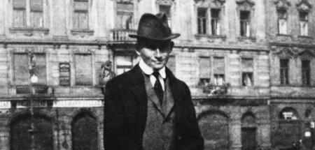 Franz Kafka vor dem Wohnhaus der Familie Kafka am Altstädter Rin...