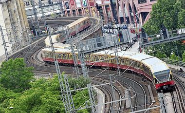 Auf Schlingerkurs. Auch am Donnerstag konnte die Berliner S-Bahn... Auf Schlingerkurs. Auch am Donnerstag konnte die Berliner S-Bahn...