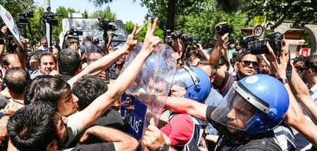 Polizei attackiert Demonstration der HDP-Nachfolgepartei DEM in ...