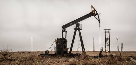 Wem gehört das Öl? Pumpe auf einem Erdölfeld in Rojava Wem gehört das Öl? Pumpe auf einem Erdölfeld in Rojava