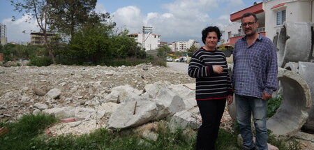 Sabahaddin und seine Frau Sevim vor den Trümmern ihres alten Hau...