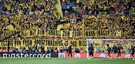 Aktive Fanszene des BVB mit antimilitaristischen Bannern am Sonn... Aktive Fanszene des BVB mit antimilitaristischen Bannern am Sonn...