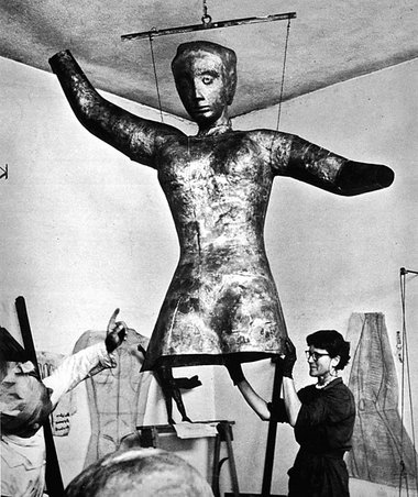 Jenny Wiegmann-Mucchi 1957 bei der Arbeit am »Denkmal für die ge... Jenny Wiegmann-Mucchi 1957 bei der Arbeit am »Denkmal für die ge...