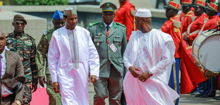 Nähern sich an: Nigers Premierminister Ali Lamine Zeine mit dem ...