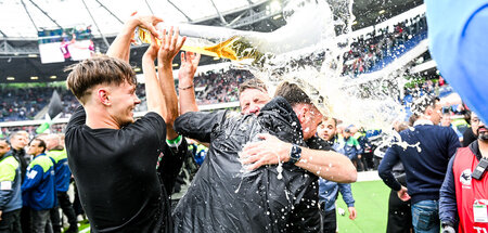 So sehen Sieger aus: Hannover 96 II feiert den Aufstieg in die d...