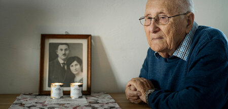 Albrecht Weinberg vor einem Foto seiner in Auschwitz ermordeten ...
