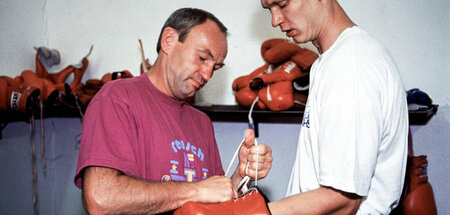 Manfred Wolke bindet Torsten May die Boxhandschuhe (1995)