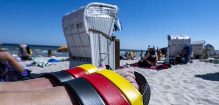 Das wird wohl nichts: Mit Badeschlappen in teutonischer Trikolor...