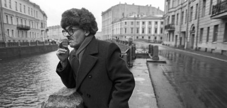 Bulat Okudschawa 1980 in Leningrad am Ufer der Moika