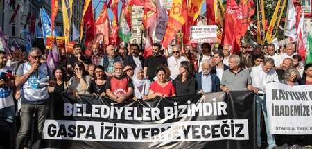 Auch in Istanbul wird am Montag gegen die Absetzung des Kobürger...