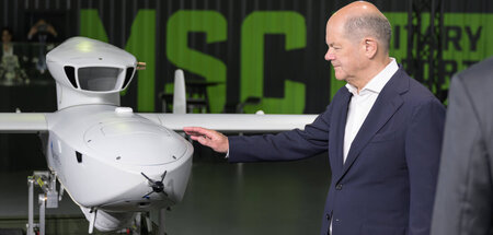 Drohnenstreicheln auf der ILA: Scholz traut sich ganz nah ran (B...