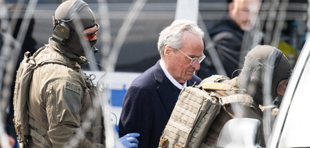 Zurück hinter Gittern: Polizisten führen Heinrich XIII. Prinz Re...