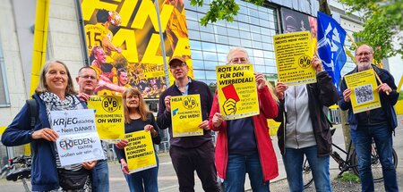 Vor der BVB-Geschäftsstelle: Rote Karte für den Werbedeal mit gr...