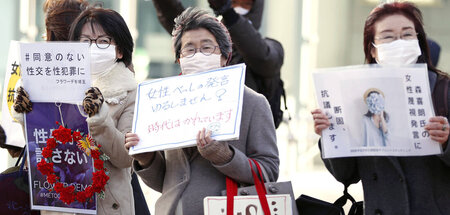 Protest gegen sexualisierte Gewalt beim Blumenfest in Saitama (1...