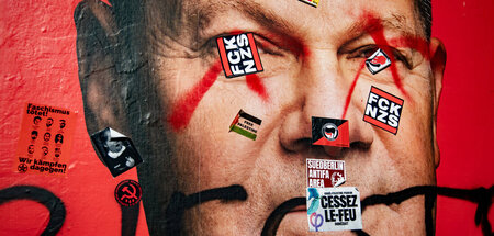 Nicht überall beliebt: Verziertes Plakat von Law-and-Order-Kanzl...