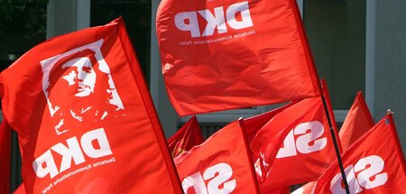 Parteifahnen der DKP bei der Enthüllung der Marx-Statue in Trier...