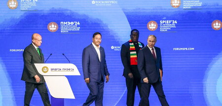 Die Staatschefs von Simbabwe, Emmerson Mnangagwa (2. v. r.), und...