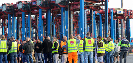 Pausenzeit: Beschäftigte legten am Freitag am Containerterminal ...