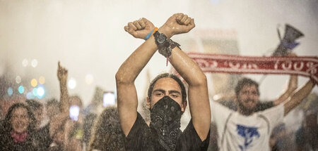 Unter Wasserwerfern: Demonstranten fordern Waffenstillstand und ...