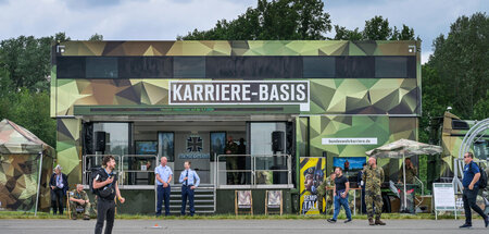 Hier entlang zum Schützengraben: Werbepavillon der Bundeswehr be...