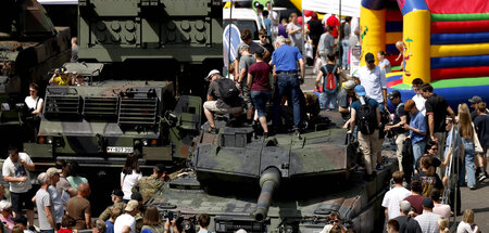 Hüpfburg, Panzer, Raketenwerfer: Szene in der Innenstadt von May...